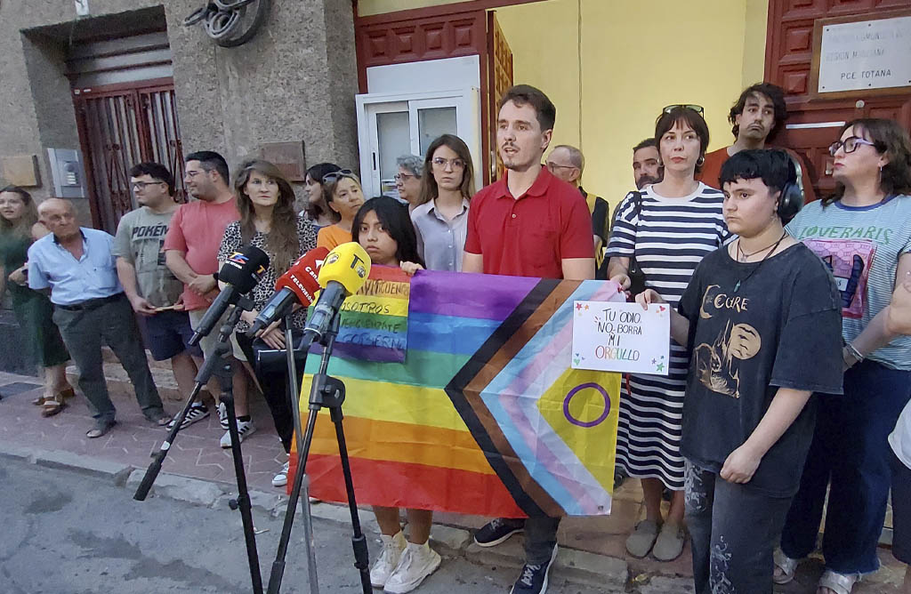 Ganar Totana iza la bandera LGTBI+ en su sede en protesta por los 